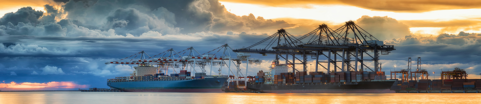 Containerschiff am Hafen im Sonnenuntergang